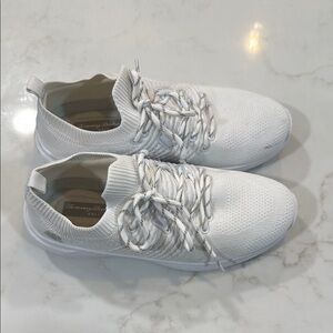 Tommy Bahama White Sneakers Sleek Minimalist Design